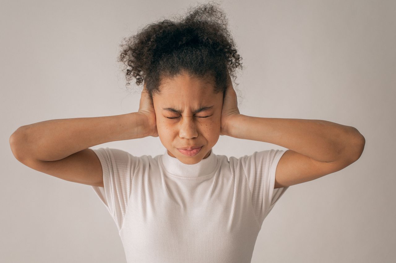 Sobrecarga sensorial en adultos: cómo afecta al TDAH, al autismo y a la ansiedad.