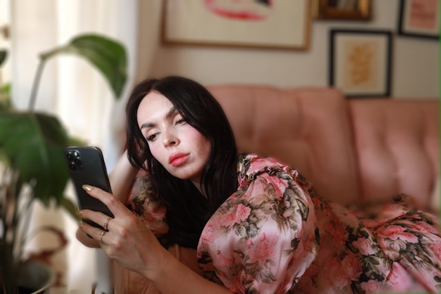 Mujer mirando a celular